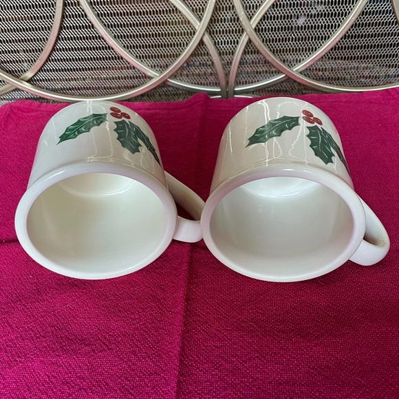 Eddie Bauer Exclusive Holly Christmas Pair of Mugs - Picture 3 of 4